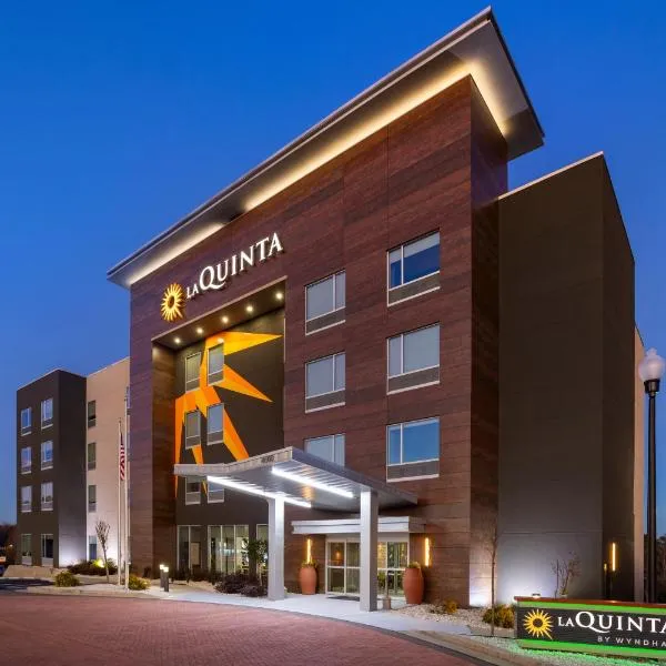 La Quinta Inn & Suites by Wyndham Locust Grove, hotel in Locust Grove