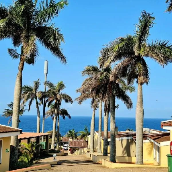 Chaka's Rock Beach Chalet 54, hotel in Ballito