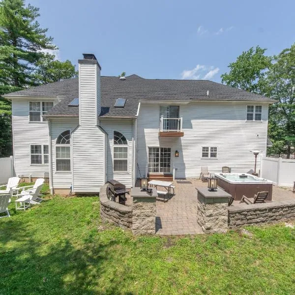 Hot Tub-King Suite-Fenced Yard-Game Room-Fire Pit, hotel v destinaci East Stroudsburg