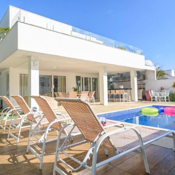 Casa de alto padrão, com 5 suítes, a 50m praia de Barequeçaba