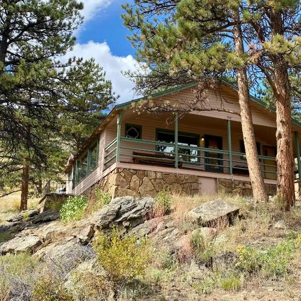 Rose Den - Romantic Mountain Cabin with Views!, khách sạn ở Estes Park