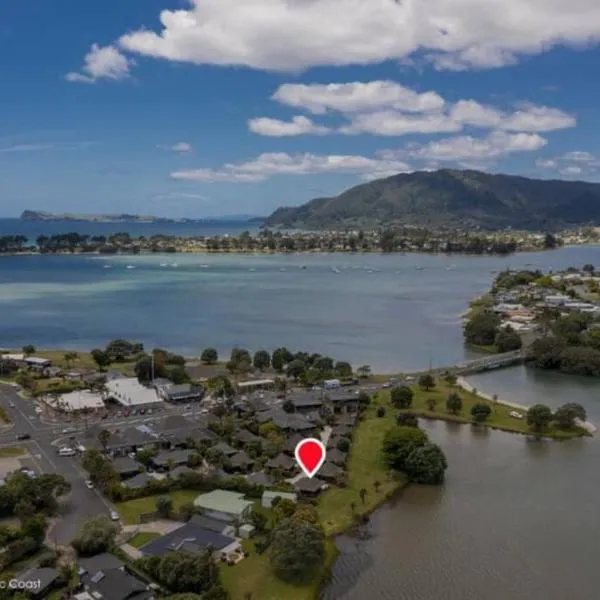 Waterfront luxury tiny house, hôtel à Tairua