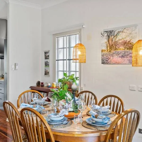Artistic Queenslander with Park Views - 5 Bedroom - Sleep 10, Hotel in Brisbane