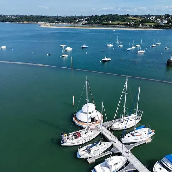 ANTHENEA Suite Hôtelière Flottante, hotel v destinaci Perros-Guirec