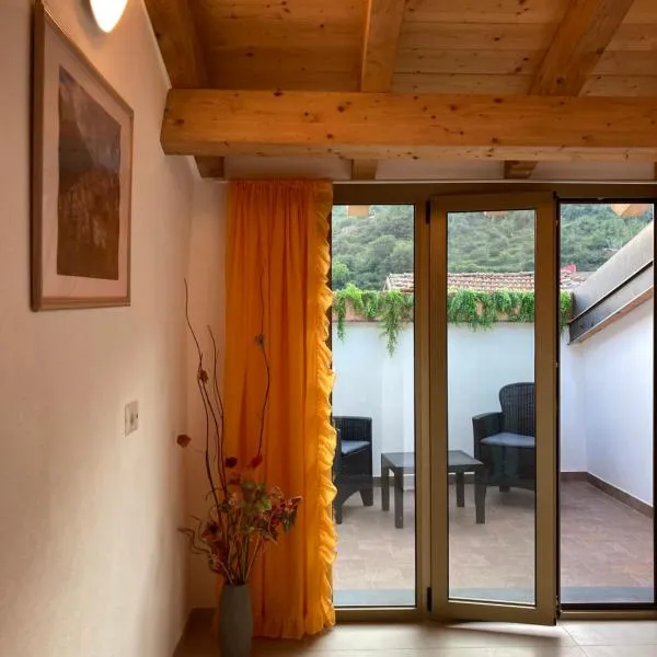 Casa Gaia, La Casa Sui Tetti, hotel in Isolabona