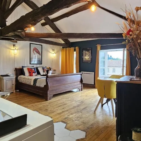 Suite Penthouse Romantique, Confolens, Charente, hotel em Confolens