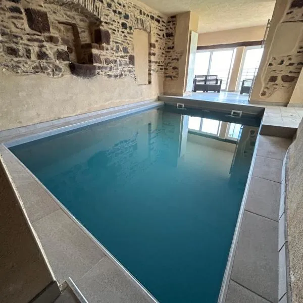 le domaine du bez gite de la grise piscine sauna hammam spa, hotel in Saint-Laurent-dʼOlt