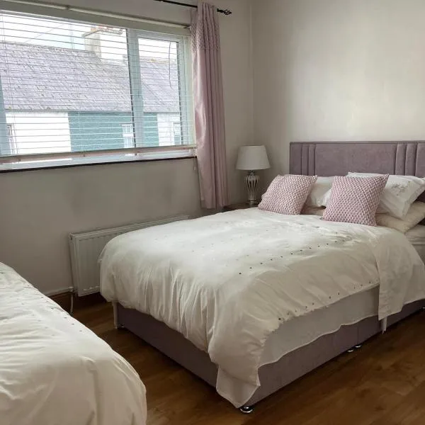 Triple Room with Private Bathroom at Caroline's Guest House, River Street, Clara, khách sạn ở Tara