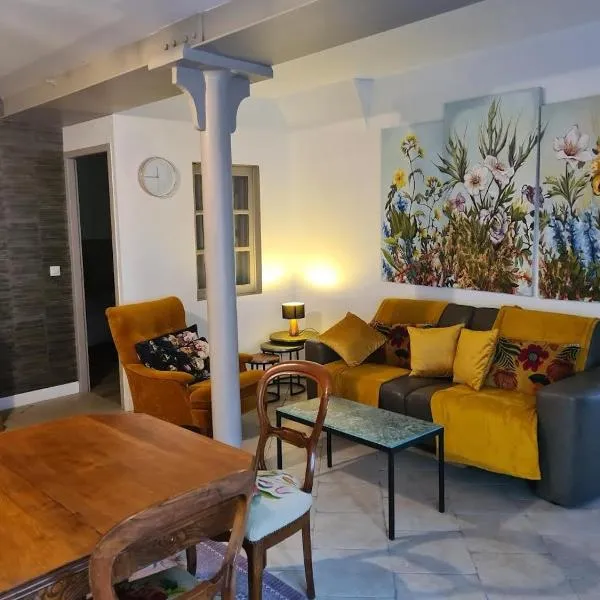 Gîte en face du Château de NIZAS, 4 chambres d'hôtes et 1 appartement familial pour 4 personnes, hotel v destinaci Nizas