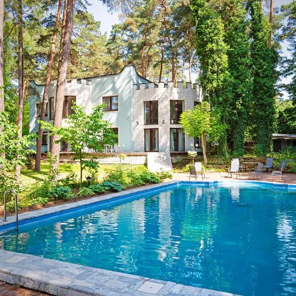 Villa with outdoor pool Warsaw, hotel v destinaci Magdalenka