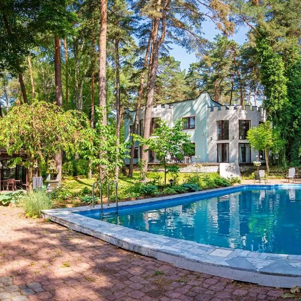Villa with outdoor pool Warsaw, hotel i Magdalenka