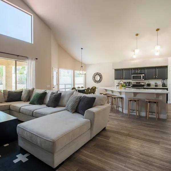 Scottsdale Paradise Poolside with Hot Tub & Gym