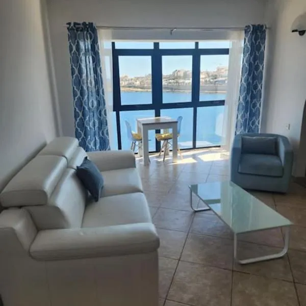 Seafront 2 bedroom apartment, hotel a Marsaskala