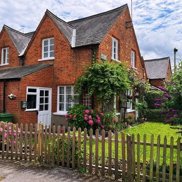Grade II listed Victorian cottage, отель в Виндзоре