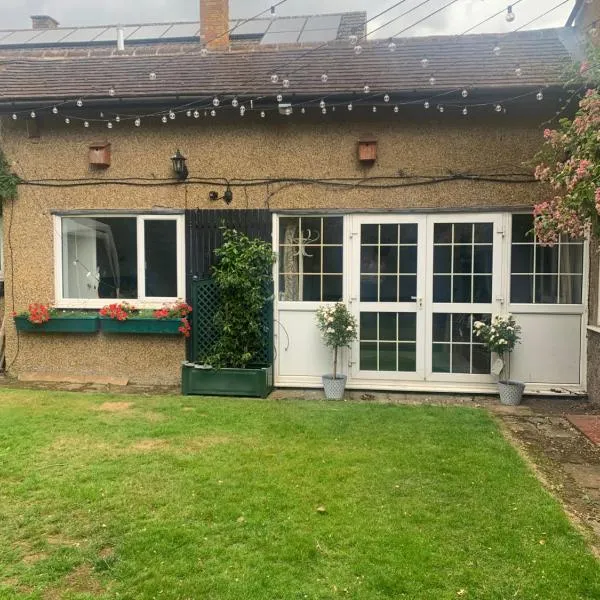 1 mile from Harry Potter Tour Self Contained Flat One bedroom plus new sofa bed in lounge, hotel i Abbots Langley