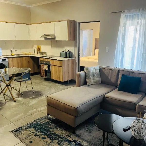 6A Elizabeth Place - Beautiful Self Catering 1 bedroom unit next to Kyalami Racetrack with free WiFi - swimming pool gym and restaurant - Perfect for a couple in Midrand Waterfall, hotel in Kyalami