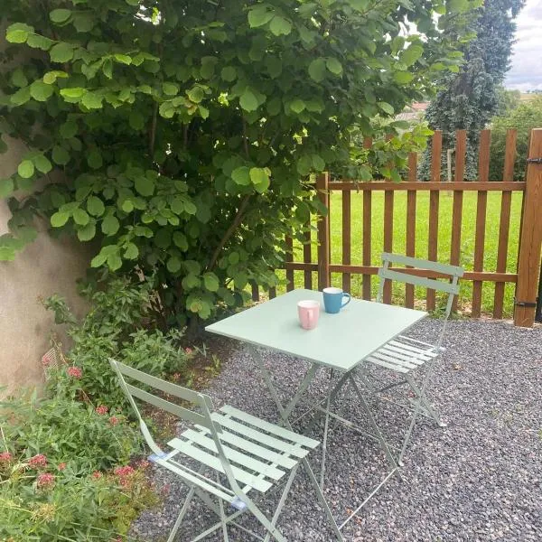 Petite maison dans le Morvan, hotel v destinaci Luzy