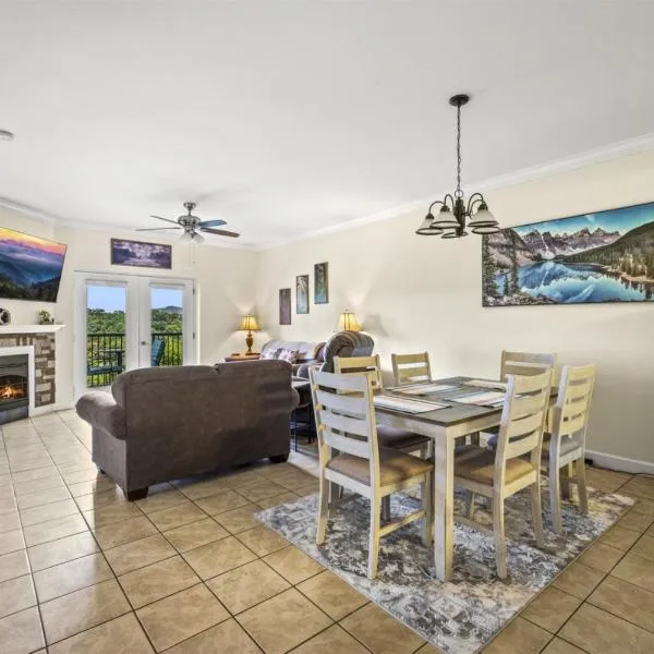 Smoky Mountain View Condo- Hot Tub, Indoor Pool, Walking Path, Playground, hotel di Pigeon Forge