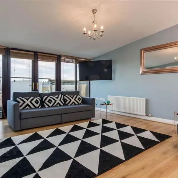 City Hall Penthouse Duplex - Incredible Views & Sleeps 8 & Balcony & Very Modern and spacious, hotel in Belfast