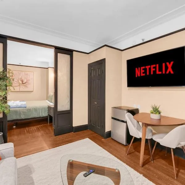 Beautiful Apt Near Times Square with GYM & PATIO, hotel u Njujorku