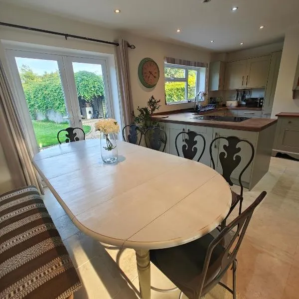 King Arthur's Rest House, Hot Tub & Garden Sleeps 10, hotel i South Cadbury