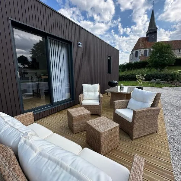 Cottage bungalow le St Vel', hotel in Velennes