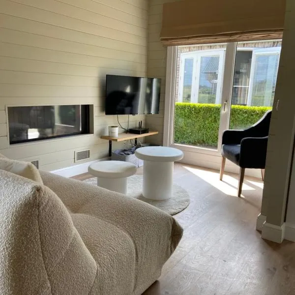 Chalet Eau Vive Meinekom, hotel in Maaseik