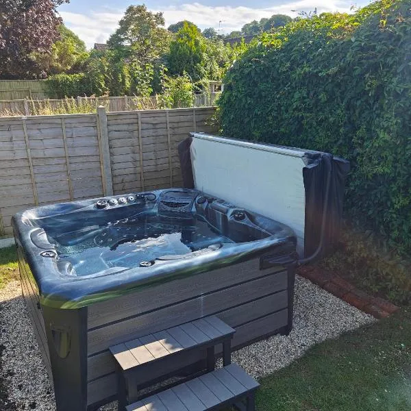 King Arthur's Rest House, Hot Tub & Garden Sleeps 10, hotel in South Cadbury