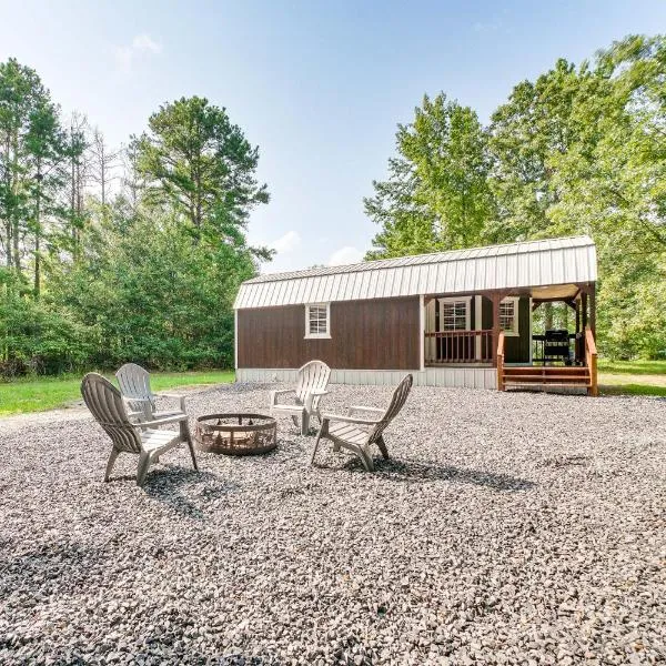 Couples Cabin in Broken Bow about 5 Mi to Downtown!, hotel v destinaci Broken Bow