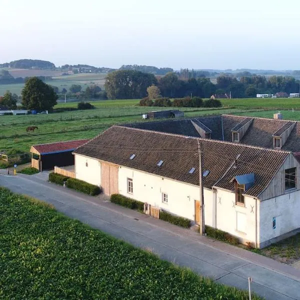 Square Shaped Farmhouse from 1713, hotel v destinaci Nieuwenhove