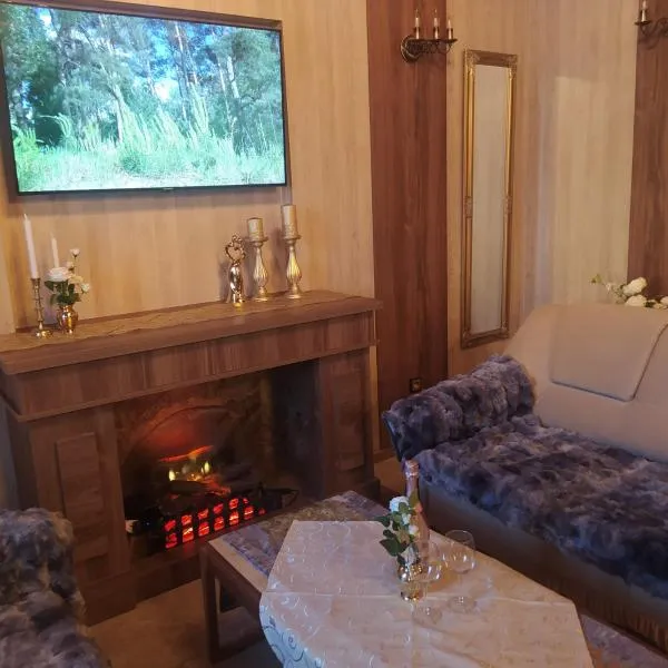 Dworek Biała Dama pokoje z klimatyzacją, hotel in Gniezno