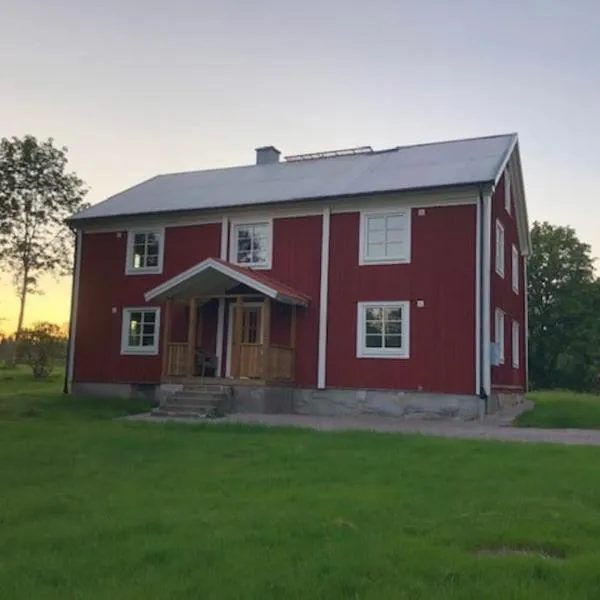 Newly renovated cozy house Urshult-Åsnen-south Småland, hotel v destinaci Urshult