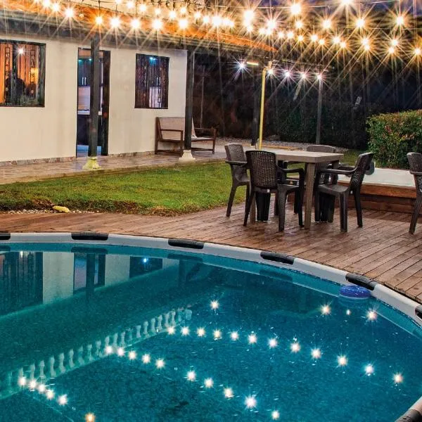 Hermosa finca con vista a la piedra y embalse de Guatapé, con jacuzzi y piscina、グアタペのホテル