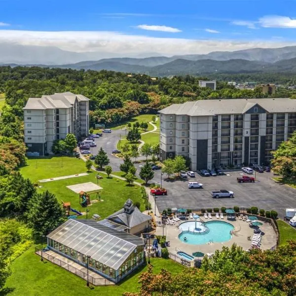 Smoky Mountain View Condo- Indoor Outdoor Pool, Walking Path, Playground, Basketball More, hotel v destinaci Pigeon Forge