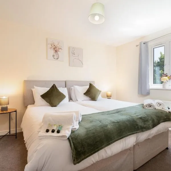 Spacious 4 bedroom, perfect for contractors, families, private parking, hotel v destinaci Royal Wootton Bassett