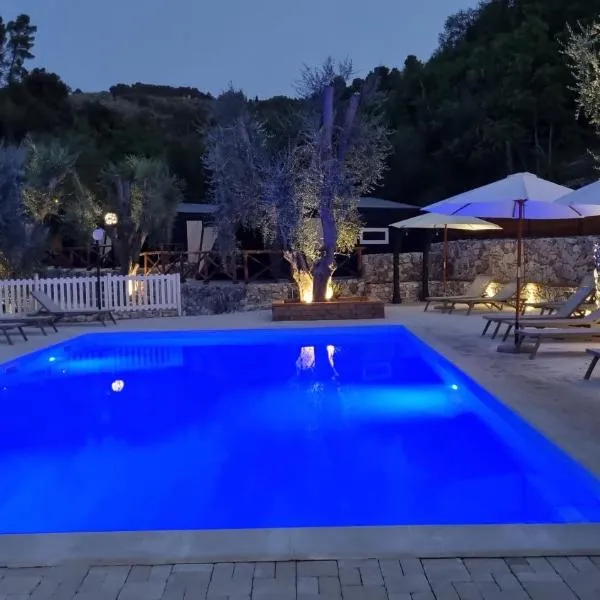 Village Valle D'Oro ApartHotel, hotel v destinaci San Menaio