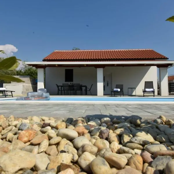POOl HOUSE BRUNO, hotel in Nin