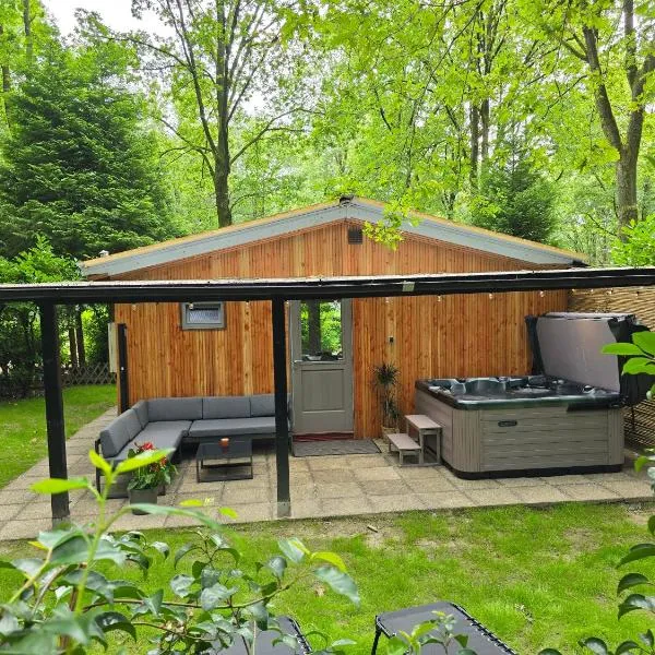 Tiny Lodge met prive Jacuzzi, hotel v destinaci Lanaken