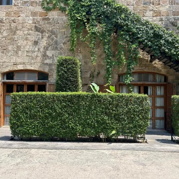 Old Town Guesthouses, hotel in Batroûn