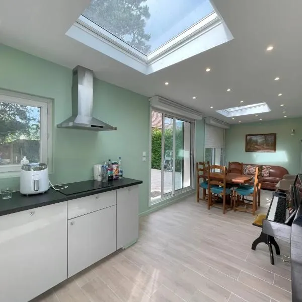 Maison familiale proche de Varaville avec jardin clos et terrasse、Varavilleのホテル