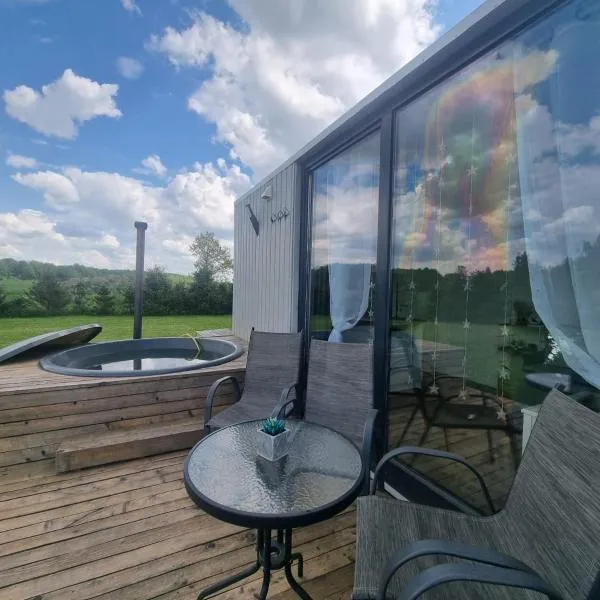 Cozy Hut with the included Hot Tub-Prime Rentals, hotel in Karališkiai