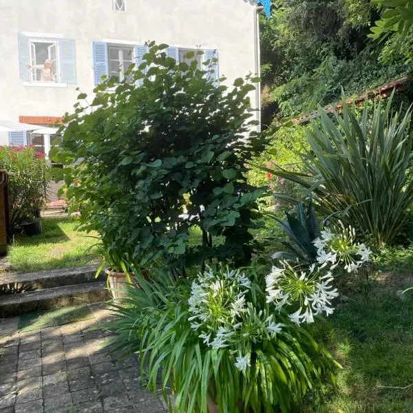 Les Agapanthes, hotel v destinaci Vaux-en-Beaujolais