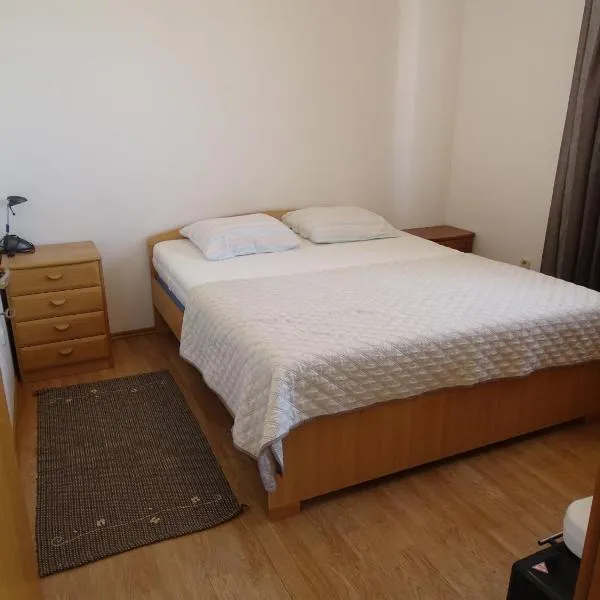 Viesnīca Comfortable apartment with kitchen, close to beautiful beach pilsētā Povljana