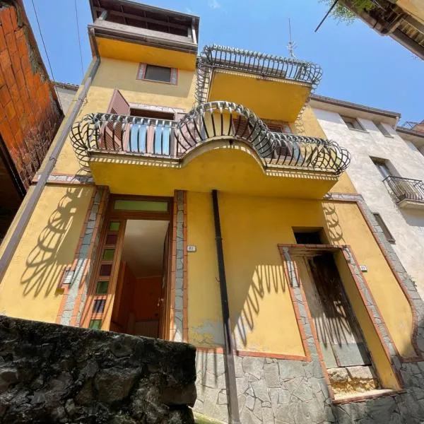 Bella casa nel cuore del Cilento, hotel v destinaci Montano Antilia
