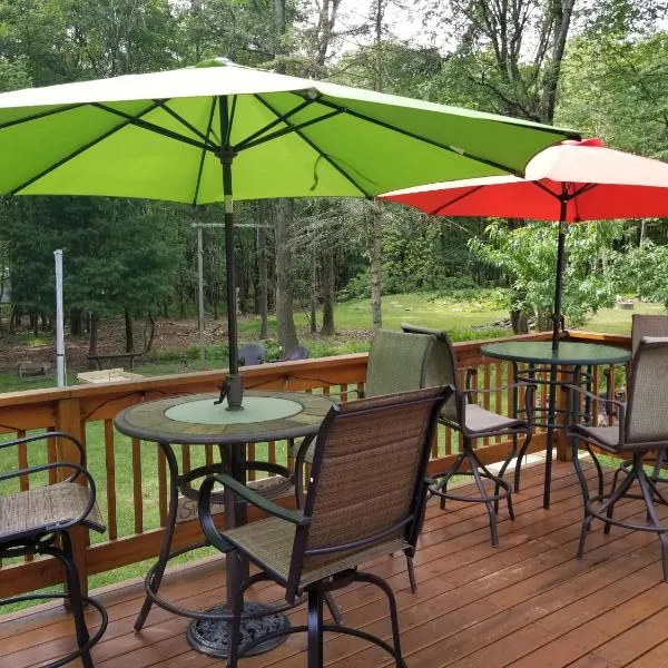 Serenity and Fun all in one in this Cozy Pocono Cabin, hotel v destinaci Jim Thorpe