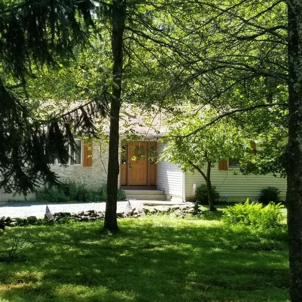 Serenity and Fun all in one in this Cozy Pocono Cabin, hotel v destinaci Jim Thorpe