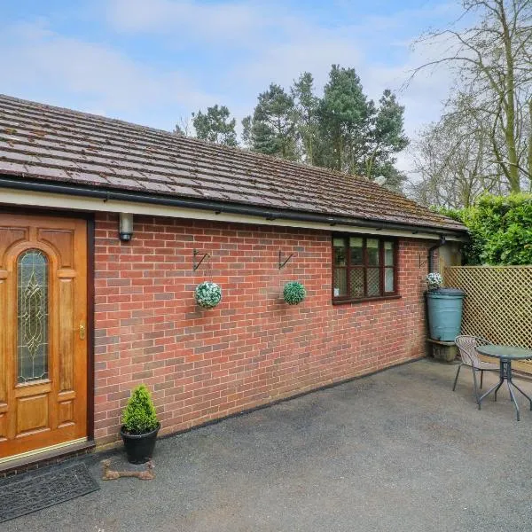 Woodstock Lodge, hotel in Cannock