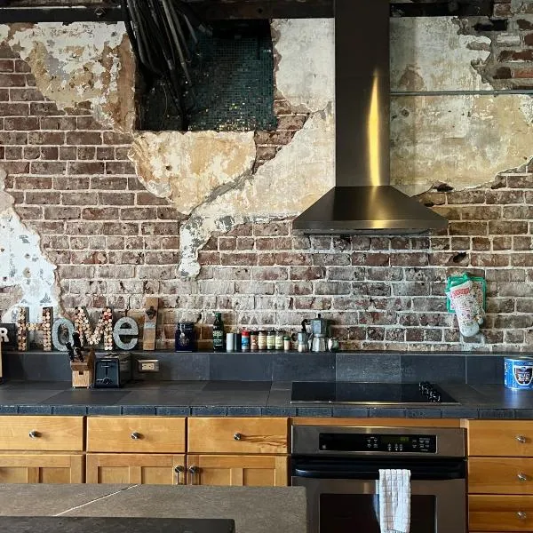 Penthouse On Broughton With FREE Reserved Parking, hotel v destinaci Savannah