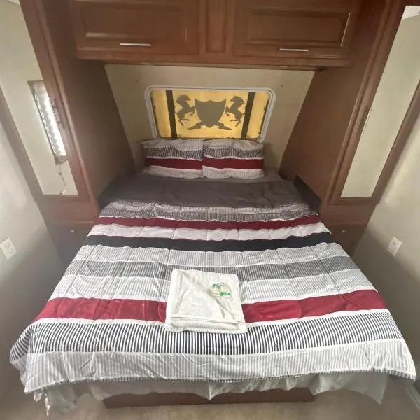 Rooms in Modern RV Trailer Home, khách sạn ở Los Angeles