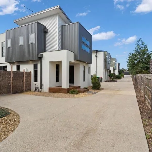 Stunning Luxury Townhome Walk to Beach & Shops, hotel in Cowes